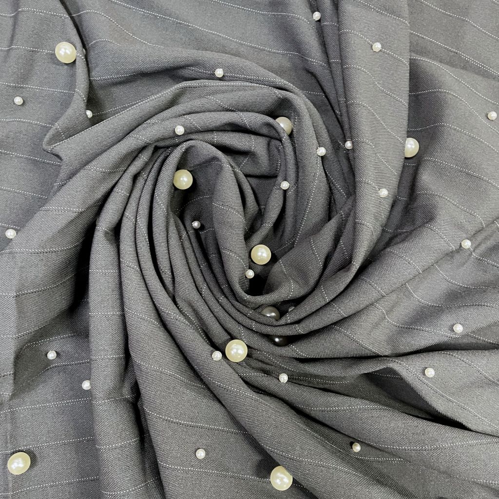 Костюмная серая полоска с жемчугом