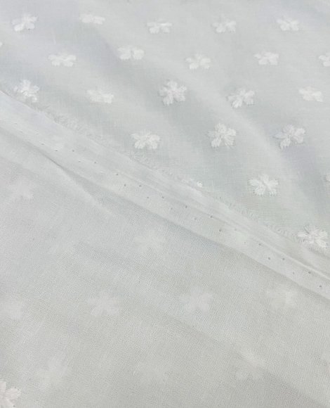 Батист молочный в мушку цветок